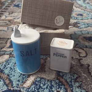 🌟Vintage Ceramic Salt and Pepper Shakers
